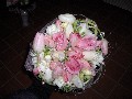 kytice z rovch r, blch a rovch tulipn, bl frzie, dozdobena perlikami, drtkem, sisalem, organzou a na zvr zasnen